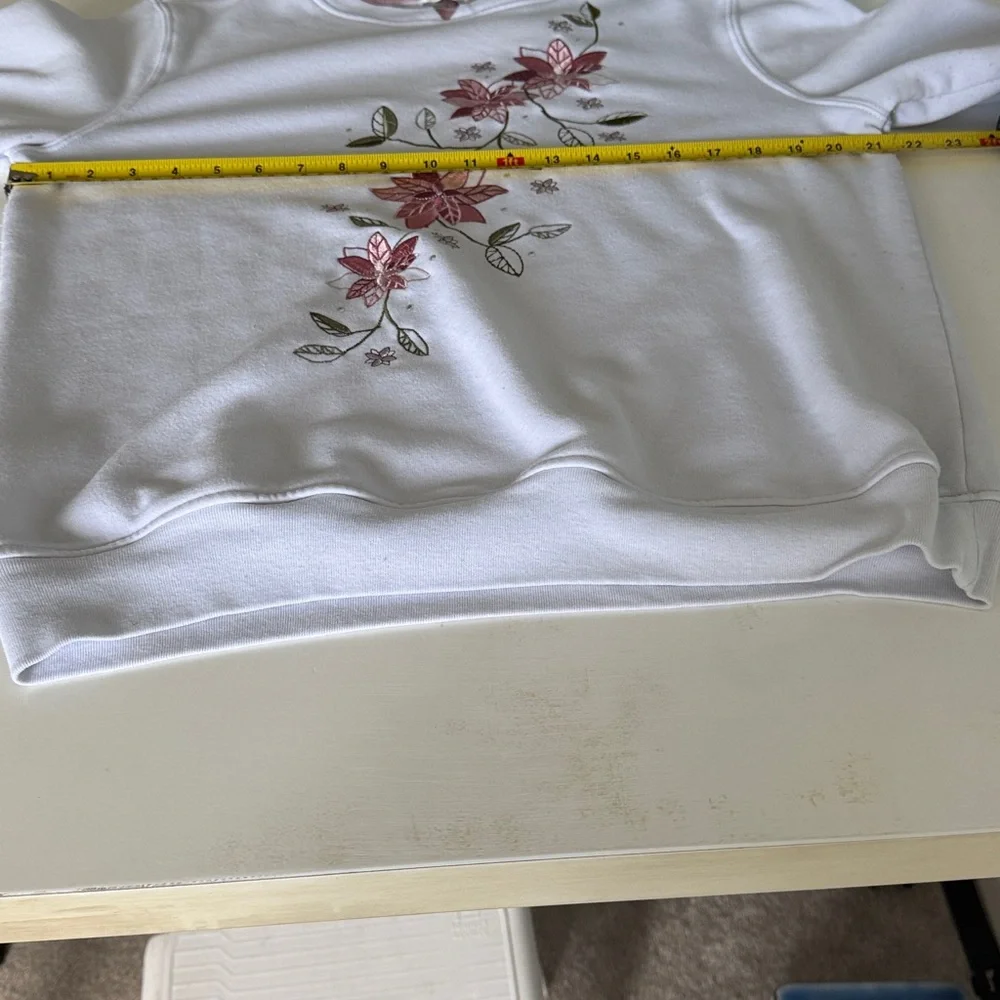 Hasting & Smith Poinsettia Embroidered White Sweater SZM. - Picture 6 of 10